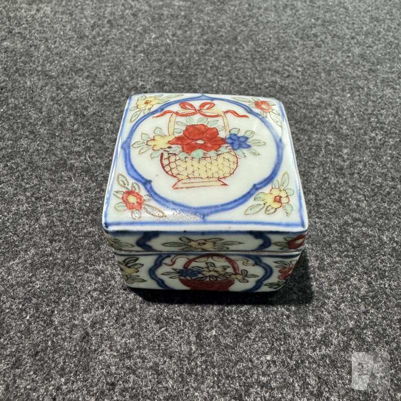 明万历 青花五彩开光花篮纹方形印盒 - 图8